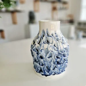 ukultiveret gennembrud blå vase med detaljer